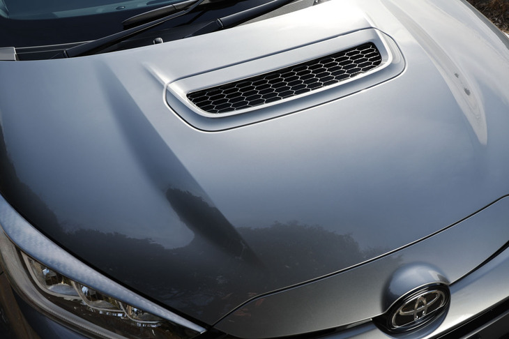 高速走行中、エンジンルーム内の熱をダクトから放出し、冷却効果を高めるダクト付きアルミフード。「GRMNヤリス」に採用されたカーボン製フードと同形状となる。