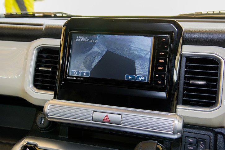 全方位モニターには、3Dビュー機能も備わる。写真は車体を透かした形で見える、室内視点で表示したところ。