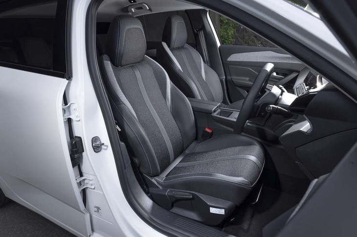 シートは厚みもサポートもたっぷりとしたぜいたくなつくり。腰かけても沈み込みが少なくしっかりとした座り心地だ。