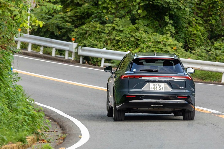 【トヨタ・クラウン エステートRSのスペック】
	ボディーサイズ：全長×全幅×全高＝4930×1880×1625mm／ホイールベース：2850mm／車重：2080kg／駆動方式：4WD／エンジン：2.5リッター直4 DOHC 16バルブ／フロントモーター：交流同期電動機／リアモーター：交流同期電動機／トランスミッション：CVT／エンジン最高出力：177PS（130kW）/6000rpm／エンジン最大トルク：219N・m（22.3kgf・m）/3600rpm／フロントモーター最高出力：182PS（134kW）／フロントモーター最大トルク：270N・m（27.5kgf・m）／リアモーター最高出力：54PS（40kW）／リアモーター最大トルク：121N・m（12.3kgf・m）／システム最高出力：306PS（225kW）／タイヤ：（前）235/45R21 97W／（後）235/45R21 97W（ミシュランeプライマシー）／ハイブリッド燃料消費率：20.0km/リッター（WLTCモード）／EV走行換算距離：89km（WLTCモード）／充電電力使用時走行距離：89km（WLTCモード）／交流電力量消費率：167Wh/km（WLTCモード）／価格：810万円
	
	【取材時の燃費データ】
	テスト距離：295.9km（市街地2：高速道路6：山岳路2）／使用燃料：--リッター（レギュラーガソリン）／参考燃費：13.4km/リッター（車載燃費計計測値）