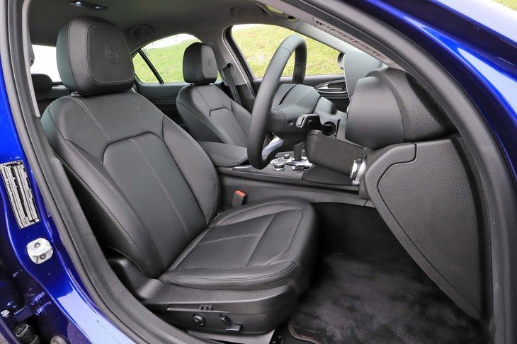 「2.0ターボ スプリント」にはナチュラルレザーシートが標準装備。6wayの電動調整機構を備えている。