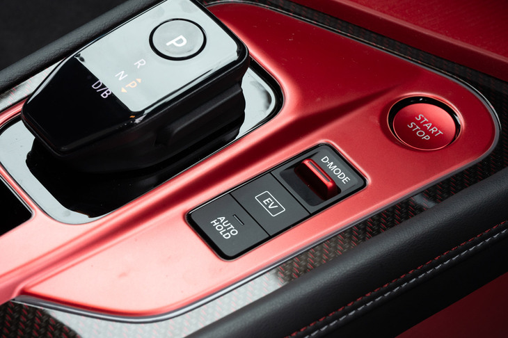 パワートレインの制御には「NISMOスポーツリセッティング TYPE-2」を採用。6つのドライブモードのうち5つのモードが独自の調律となり、特に「NISMO」モードでは、ワインディングロードやミニサーキットなどで、より力強い加速が持続するようになる。