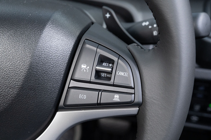 予防安全・運転支援システムについてはMHEVとは若干仕様が異なり、HEVではなぜかアダプティブクルーズコントロールが全車速対応型ではなくなる。一方で、車両接通報装置が備わるのはHEVだけだ。