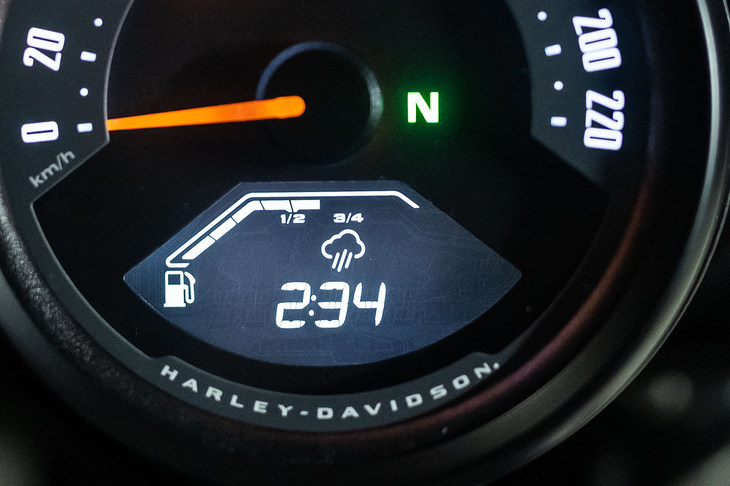 ライディングモードは「レイン」「ロード」「スポーツ」の3種類。選択されたモードに応じて、パワートレインやトラクションコントロール、ABSなどの制御が切り替わる。