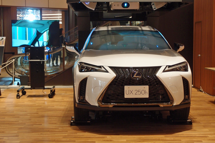 これは、「『UX』の世界観を臨場感のあるドライビングフィールとともに体験できる」というシミュレーター。UXの実車を使った筐体（きょうたい）が、映像に合わせて揺れ動く。