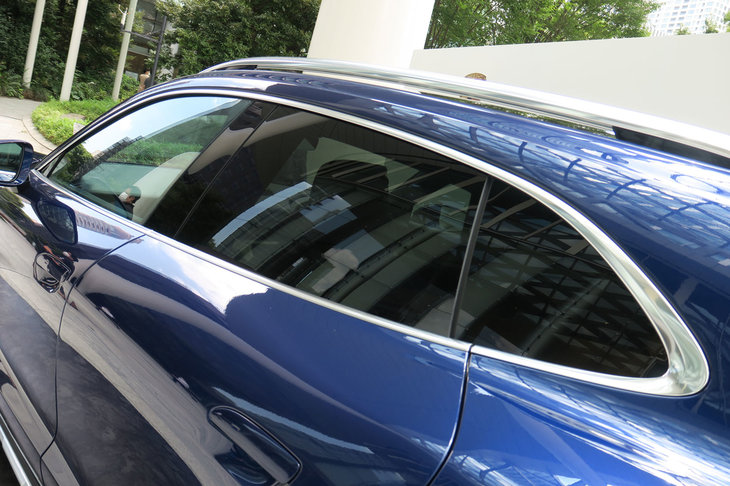 ポルシェ・タイカン4クロスツーリスモ（ウィンドウモールディング）