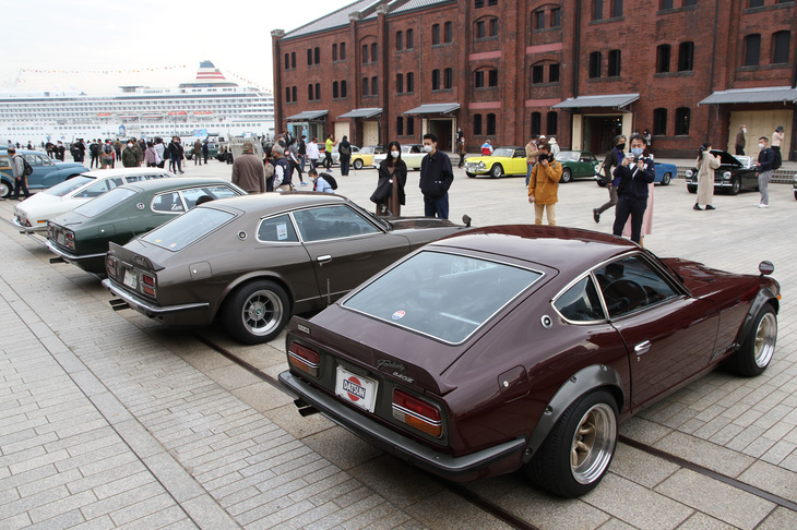 手前は1973年「日産フェアレディ240ZG」、隣の2台は75年と77年の「フェアレディZ 2by2」。2シーターと2by2のルーフラインの違いがおわかりいただけるだろう。