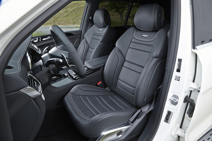 「メルセデスAMG GLS63 4MATIC」の前席は、同車専用の「AMGスポーツシート」。ベンチレーション機能も備わる。