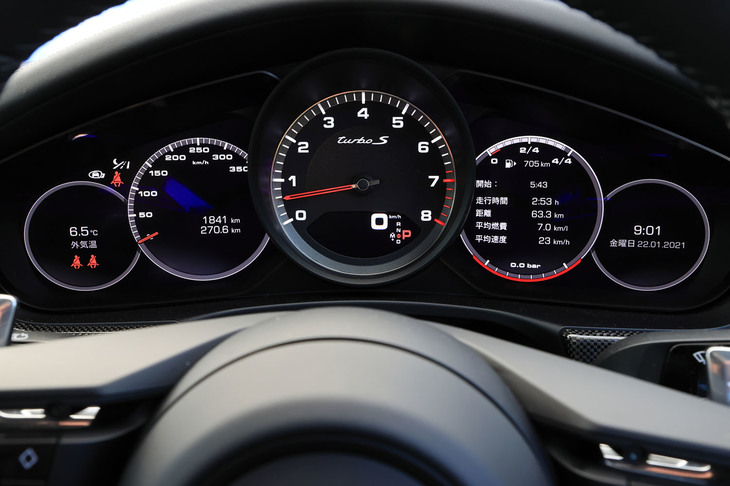 中央のエンジン回転計を2枚のインフォメーションディスプレイで挟んだメーターパネル。表示の種類は豊富で、往年の「911」を思わせる“5連メーター”とすることも可能だ。