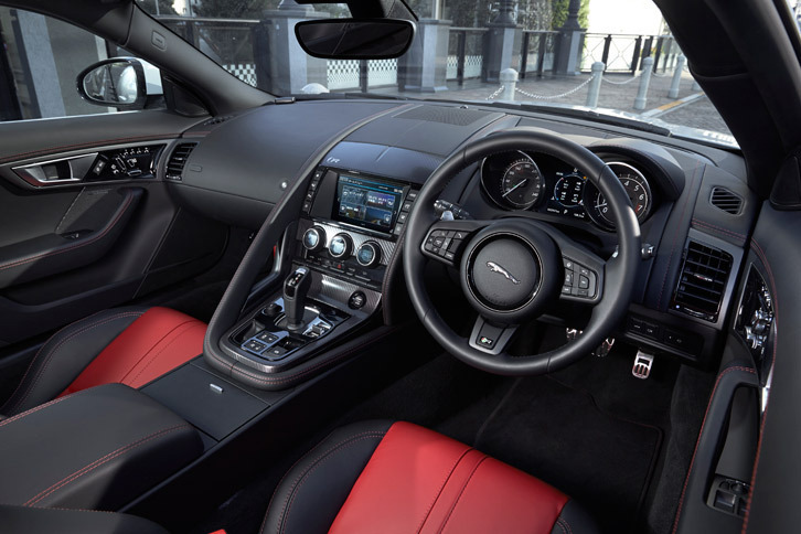 「Fタイプ R AWD クーペ」のインストゥルメントパネルまわり。写真の円形のステアリングホイールに加え、無償オプションでフラットボトム形状のものも用意されている。