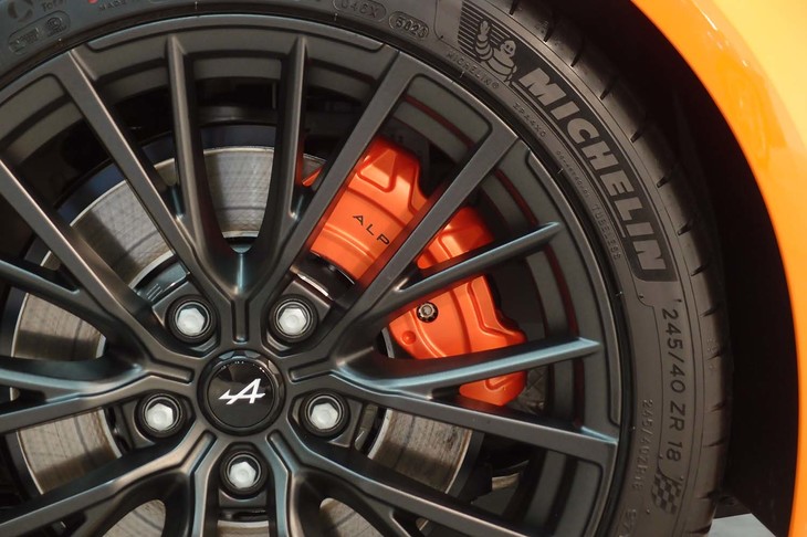 アルピーヌA110S（ヘリテージカラー採用車のレッドブレーキキャリパー）