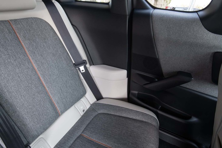 「フリースタイルドア」はリアドア後方にキャッチがないため、リアシートはキャビンのサイド部分まで回り込んだサラウンド形状となっている。