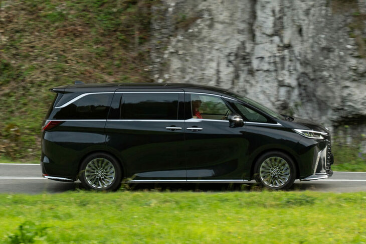 「レクサスLM」の価格は、6+1シーターの「エグゼクティブ」が12万2700ユーロからで、今回試乗した4シーターの「ラグジュアリー」は14万7100ユーロである。