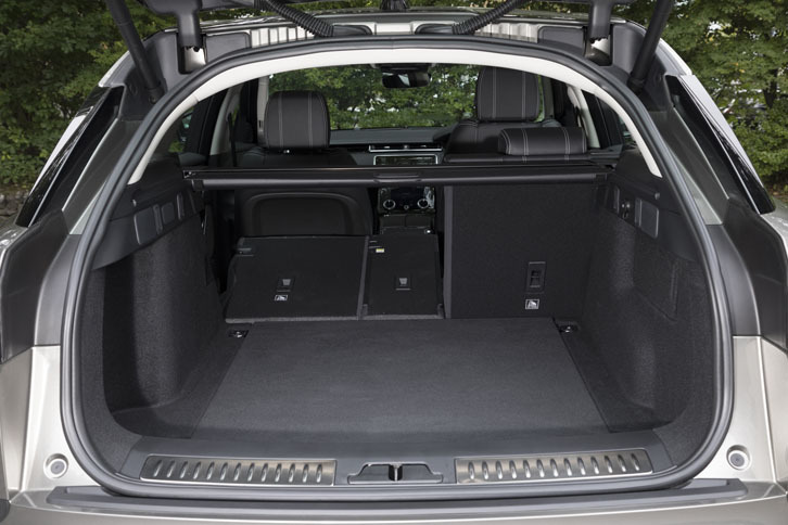 荷室の容量は5人乗車時で673リッター。3分割式の後席を前方に倒すことで、最大1731リッターにまで拡大できる。