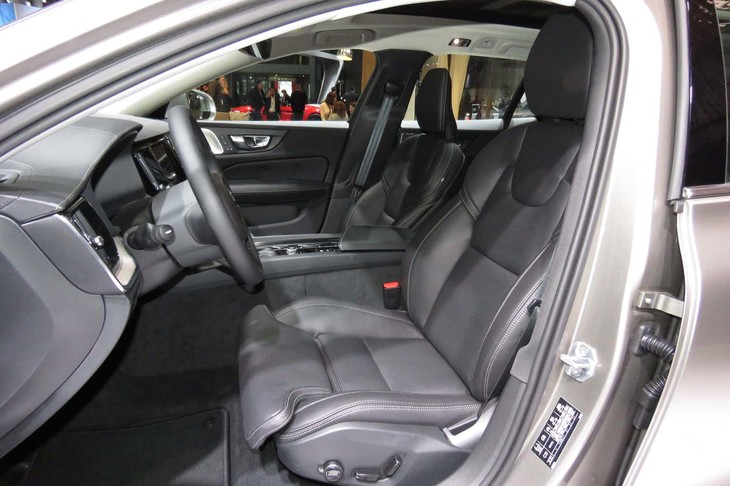 ボルボV60 T6 AWDインスクリプション（フロントシート）