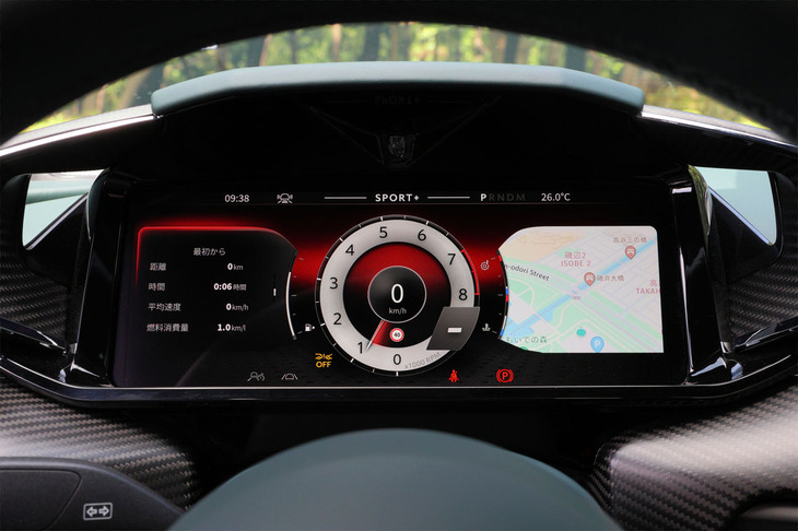 クラシックなエクステリアとは裏腹に、機能・装備はすっかりモダンなものに。インターフェイスには高精細なフルカラーディスプレイが採用され、アダプティブクルーズコントロールなどの運転支援システムも用意される。