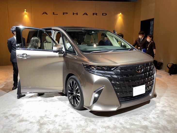 販売する国と地域がこれまでの2倍以上になるという新型「アルファード／ヴェルファイア」。しかしながら、販売の主力は国内のため、1850mmの全幅を守っているところはさすがトヨタだ。