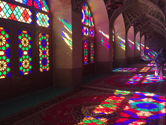 古都シーラーズにある「ピンクモスク」と呼ばれるモスク。ステンドグラスの鮮やかな光がペルシャじゅうたんを照らして、思わず息をのむほどの美しさでした。