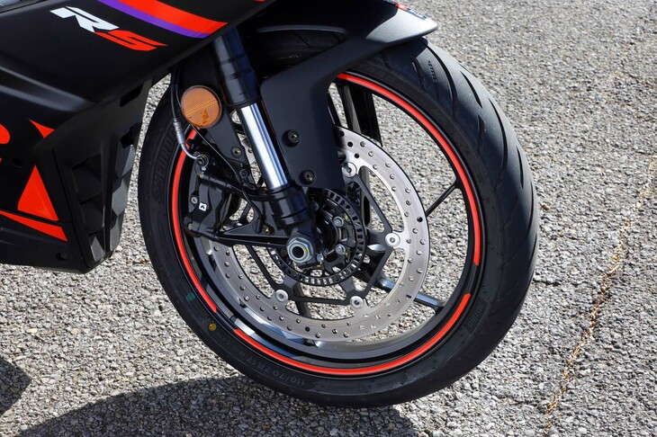 タイヤサイズは前が110/70ZR17、後ろが150/60ZR17。ブレーキは前がφ320mmのシングルディスクとラジアルマウントの4ピストンキャリパー、リアが220mmのディスクとシングルキャリパーの組み合わせで、ボッシュ製の2チャンネルABSが搭載される。