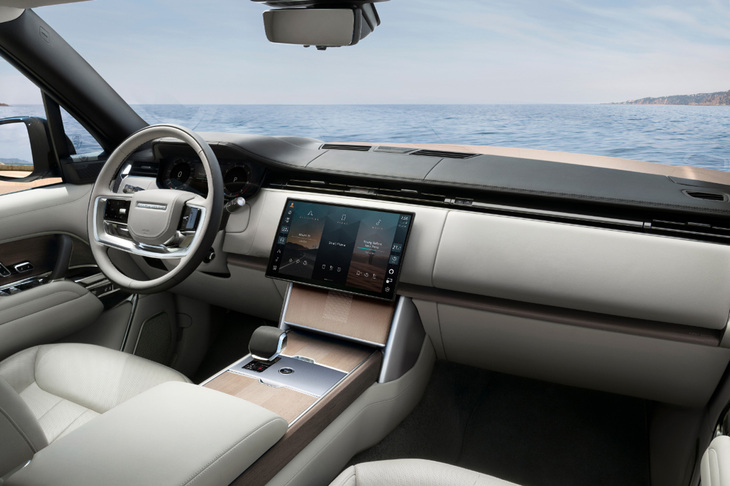2024年モデルに進化した「レンジローバー」のインテリア。センターコンソールのエアコンダイヤルやオーディオボリュームスイッチなどの操作系が「Pivi Pro」内に統合された。