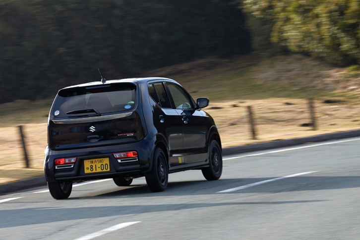 外観では、フロントに追加されたエアインテークや、ボディーサイドのデカール、エンブレム類などが「アルト ワークス」の特徴となっている。ボディーカラーは全4色で、テスト車には「ブルーイッシュブラックパール3」が採用されていた。