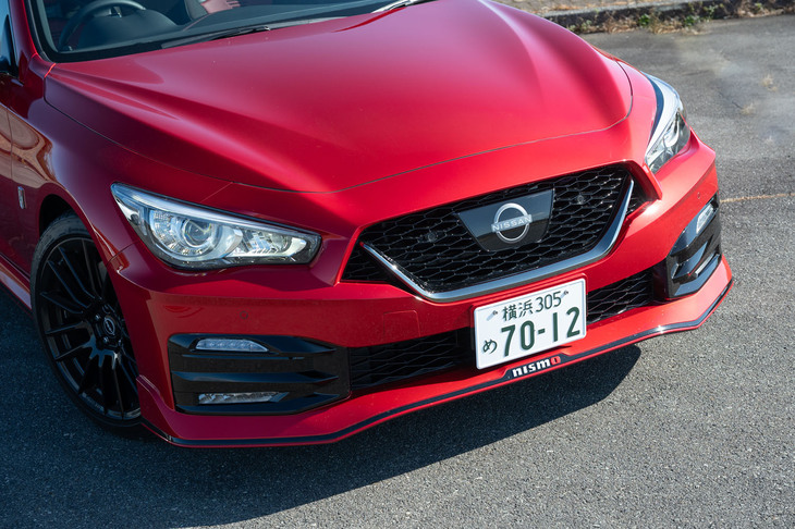 前後のバンパーは「NISMO」専用形状。フロントの開口部で往年のスカイラインらしい力強さを表現している。