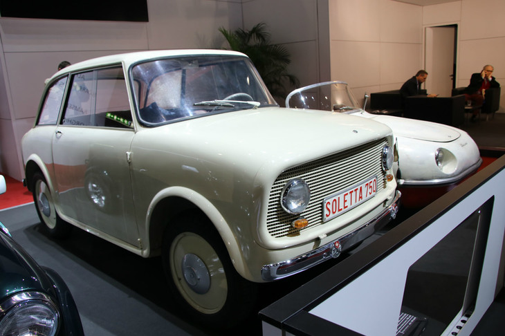 「ジュネーブでデビューを飾ったクルマたち」のコーナーで。1956年「ソレッタ750プロトタイプ」は、ヴィリー・ザルツマンが「ルノー4CV」のシャシー上に製作したもの。ドアは助手席側が前ヒンジ、運転席側が後ろヒンジ（次の写真を参照）になっている。