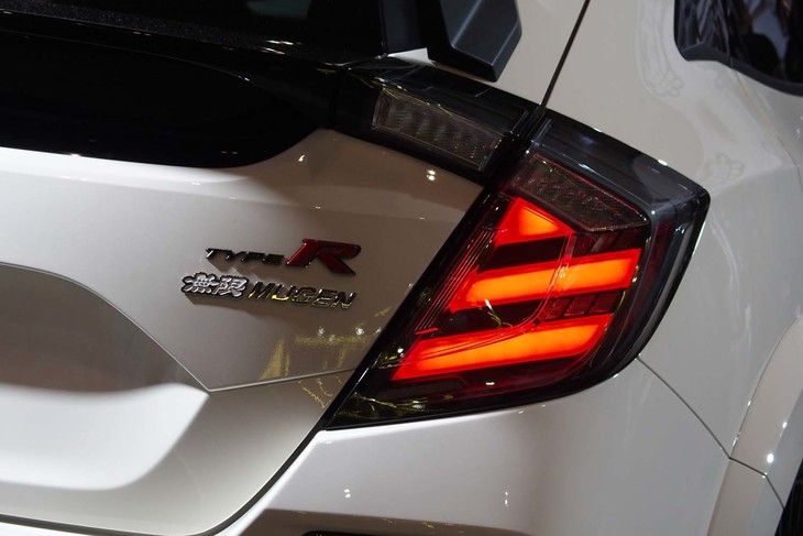 「MUGEN CIVIC TYPE R Prototype」のエンブレムは「TYPE R」の文字の下にセットされている。