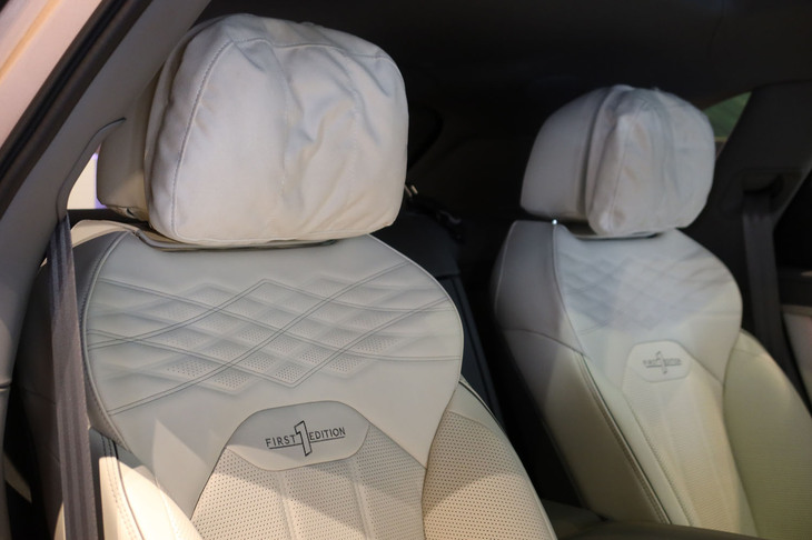 ベントレー・ベンテイガEWBアズール ファーストエディション（リアシート）