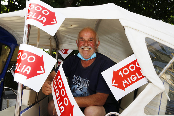 村に住む左官工のルチアーノさんは、三輪車「アペ・カレッシーノ」から応援していた。