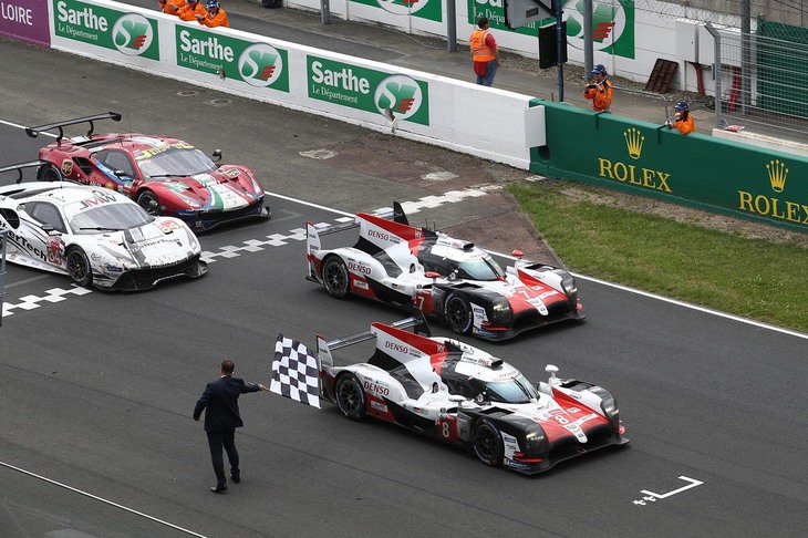 2018年6月18日、悲願のルマン初制覇をワンツーフィニッシュで決めたトヨタ（写真は当時のもの）。チャンピオンマシンの「TS050ハイブリッド」8号車をドライブした中嶋一貴は「再び勝つためにはまだまだ最大限の努力を続ける必要がある」とコメント。チームメイトのフェルナンド・アロンソは「今年は初勝利というプレッシャーから解放されるので少しはレースが楽しめそう」と述べている。