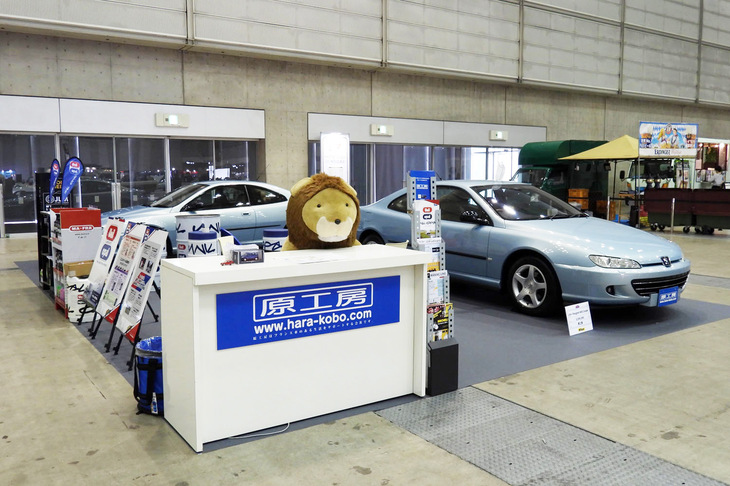 「オートモビル カウンシル2024」の会場より、原工房の展示ブースの様子。