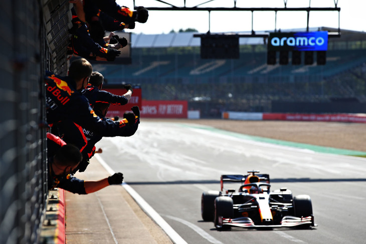 今季これまでメルセデスに勝負を挑めていなかったレッドブル勢は、予選4位のフェルスタッペン（写真）にハードタイヤを履かせてスタートさせるという作戦に打って出た。これが奏功し、フェルスタッペンは長めの第1スティントを成功させ、ハードタイヤに苦戦するメルセデスを尻目にトップを快走。今季初、通算9勝目となる勝利を挙げ、ドライバーズランキングでも2位に躍り出た。アレクサンダー・アルボンも予選9位から順位を上げ5位入賞を果たした。（Photo=Getty Images / Red Bull Content Pool）