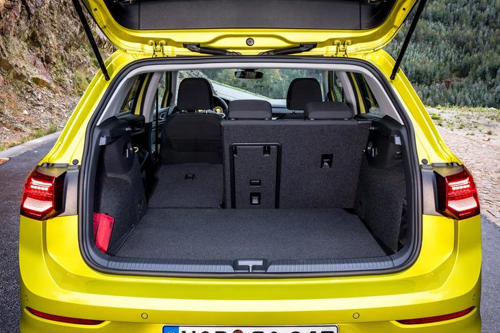 5人乗車時の荷室容量は、従来モデルと同等の380リッター。後席を倒すと1237リッターまで拡大できる。