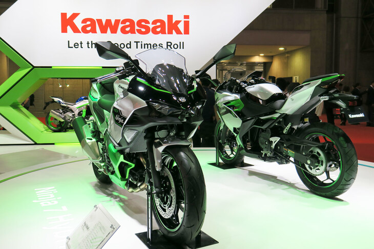 「カワサキ・ニンジャ7ハイブリッド」（写真向かって左）と「ニンジャe-1」（同右）。
