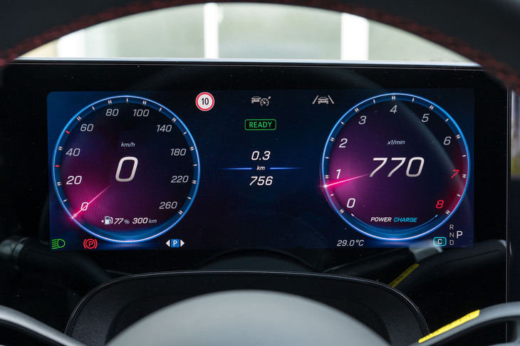 ドライバー用ディスプレイ（計器盤）のサイズは10.25インチ。中央および助手席前方のディスプレイとともに、一枚板の「MBUXスーパースクリーン」を構成する。