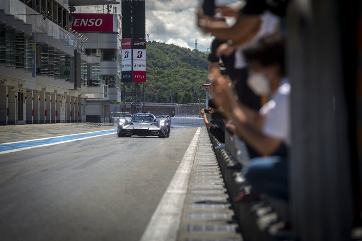 富士スピードウェイで行われた「アストンマーティン・ヴァルキリーAMR Pro」披露会の様子。