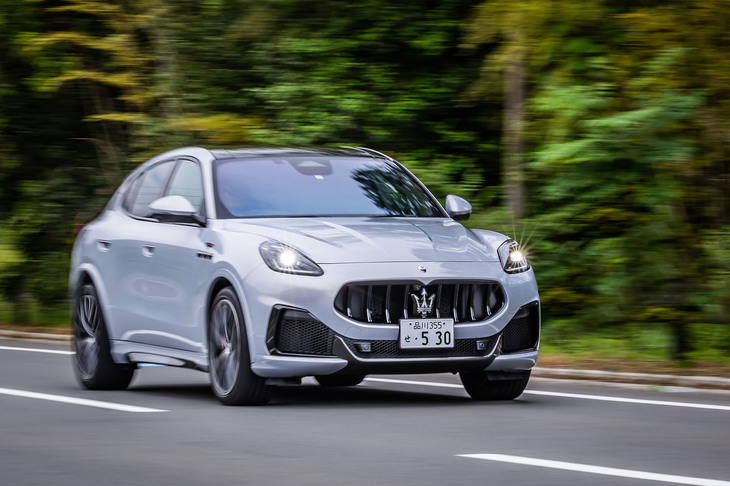 「グレカーレ」の駆動方式は4WD。通常時は前後トルク配分が0：100の後輪駆動主体型で、必要に応じて50：50までトルク配分が変化する。「トロフェオ」には電子制御式のリミテッドスリップデフが標準で装備される。