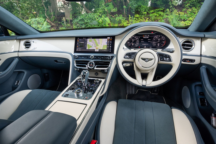 試乗車のインテリアカラーは「リネン×ブリュネル」。クリーム色（リネン）の部分がシステムキッチンのような輝きを放っているが、オーダーメイド部門「マリナー」の手になる高級仕立てだ。