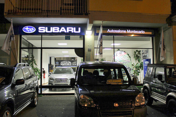 夜のショールームは、こんな感じ。外に3台のユーズドカーが展示されている。