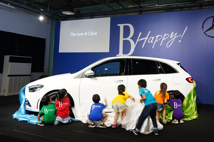 7人で力を合わせて、見事アンベールに成功。「ポーラーホワイト」の新型「Bクラス」が姿を現した。