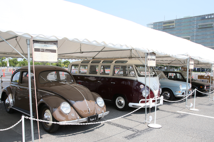 ファンにとってはヒストリックカーのコーナーも見逃せない。手前の「ビートル」は1951年モデルの“スプリットウィンドウ”で、リアウィンドウが2分割式のもの。ほかにも、フロントウィンドウが2枚のガラスで構成される「タイプ2」（マイクロバス）や、日本には正規輸入されなかった初代「ゴルフGTI」など、ファンにとっては見逃せないクルマばかりだ。