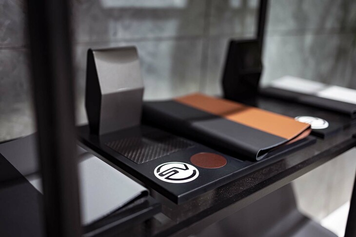 実車が置かれたガレージには、各部の装飾類やインテリア素材なども展示。「RANGE ROVER SPORT SV Unlocked」を訪れた顧客は、実車を前に、実際の素材に触れて、将来の愛車の仕様を決めるのだ。