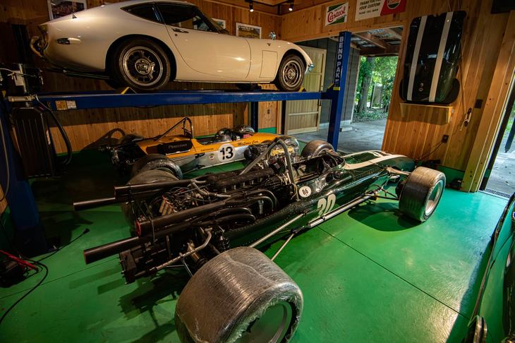 ネットで探して購入したというマセラティV12を搭載するクーパーT86。ノーズカウルはFRP製だが、壁に掛かっているのがオリジナルのアルミ製。「エンジンが壊れたら直せないかも」とは本橋さんの弁。