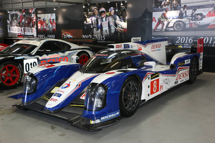 「TS040ハイブリッド」（8号車）。2014年のWEC参戦車で、アンソニー・デビットソン、ニコラス・ラピエール、セバスチャン・ブエミがドライブ。シーズンを通して4戦で優勝を果たしたが、ルマンでは惜しくも3位にとどまった。パワーユニットは3.7リッターのV8エンジンとモーターの組み合わせで、最高出力は520ps（エンジン）＋480ps（モーター）とのこと。