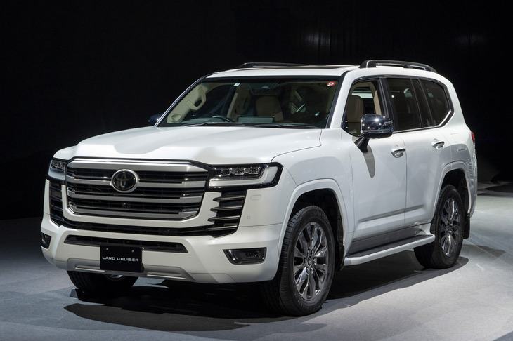 トヨタが「ランドクルーザーの象徴」と表する、ステーションワゴン系に属する「ランドクルーザー“300”」。堂々としたたたずまいの持ち主だが、実は全長・全幅は「250」も同等だ。