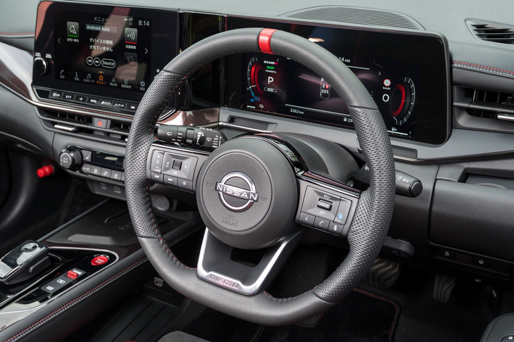 ステアリングホイールには赤のセンターマークと「nismo」ロゴが入る。