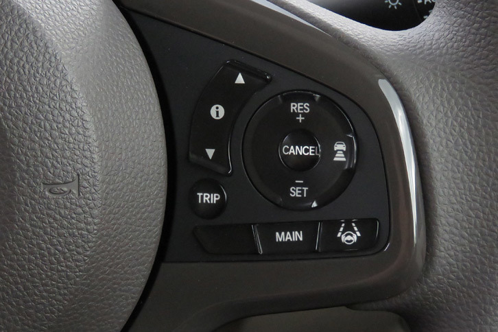 自動緊急ブレーキはもちろん、標識認識機能やオートハイビーム、歩行者事故低減ステアリングなどさまざまな機能が搭載された「N-BOX」。軽自動車としては非常に珍しく、前走車追従機能付きクルーズコントロールも装備される。