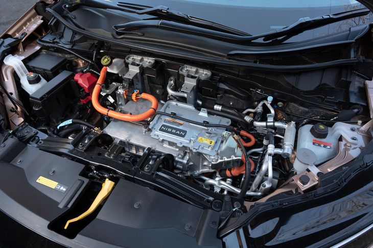 「アリア」のモーターは、ステーターとローターの両方に電磁石を用いた巻線界磁式。アクセルを踏み込んだときには大きな力を発揮する一方で、低負荷走行時にはより消費電力を抑えることができる。レアアースの使用量が少なくて済むのもポイントだ。