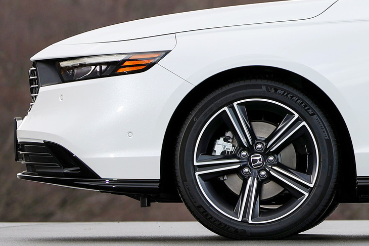 オーバーハングが長いクルマで装飾類を排すると、ご覧のとおり、よりハナの長さが強調されるようになる。写真は「ホンダ・アコード」。